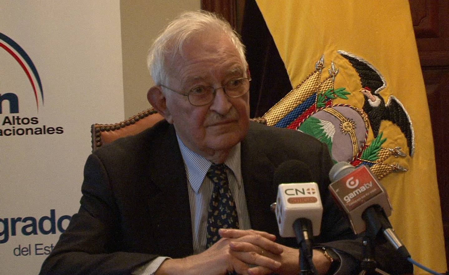 Immanuel Wallerstein speaks with the press at the Foreign Ministry of Ecuador, August 1, 2011