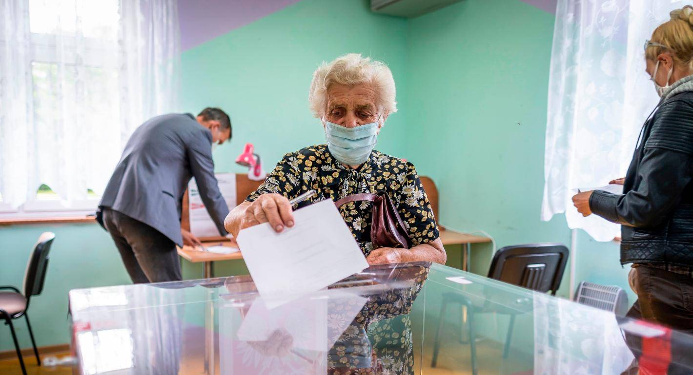 Poland_election_woman_voter_2020_1420_1