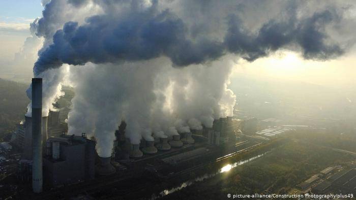 Slide 2_CO2 emissions fall (presentation)